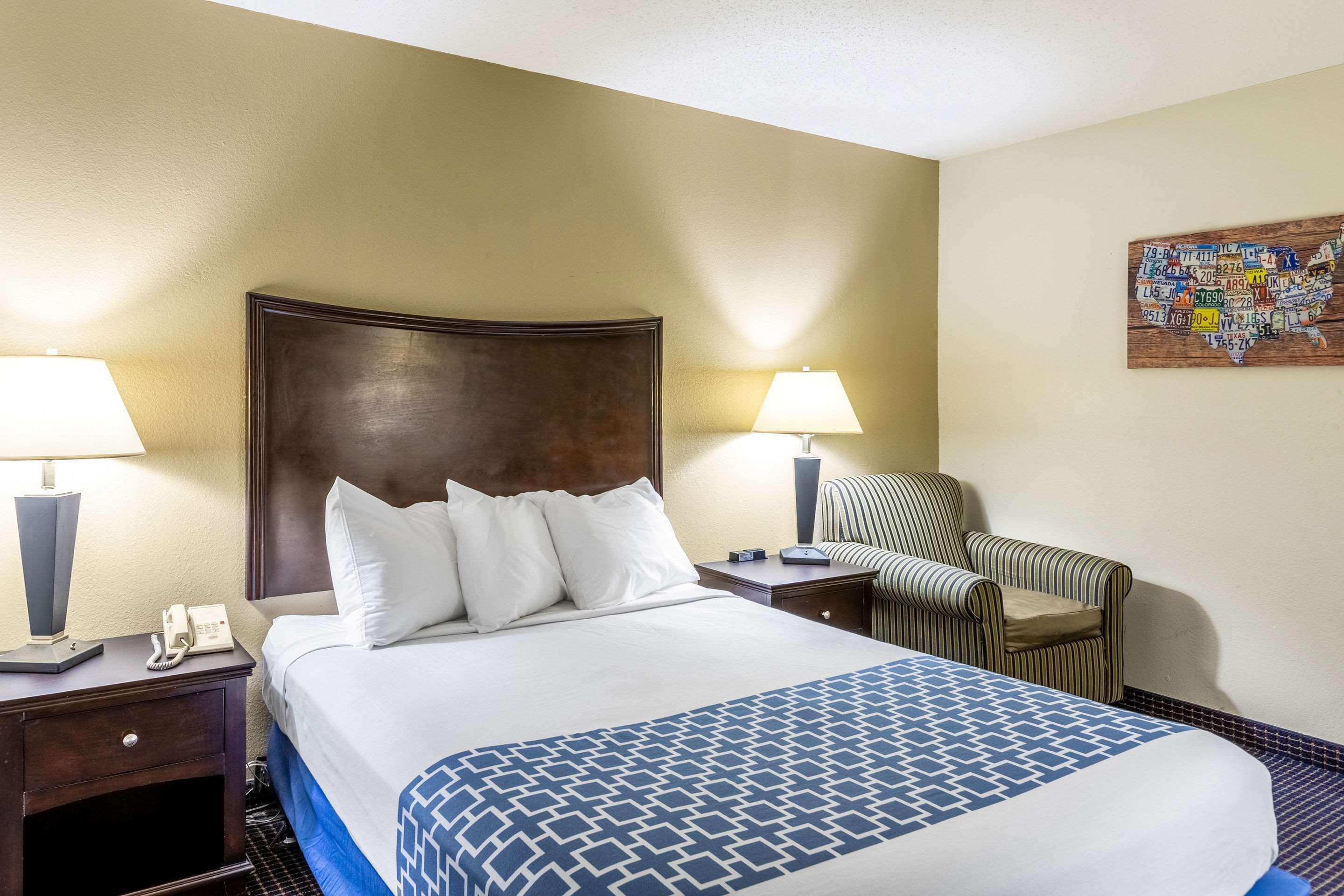 Econo Lodge Inn & Suites Auburn Екстериор снимка