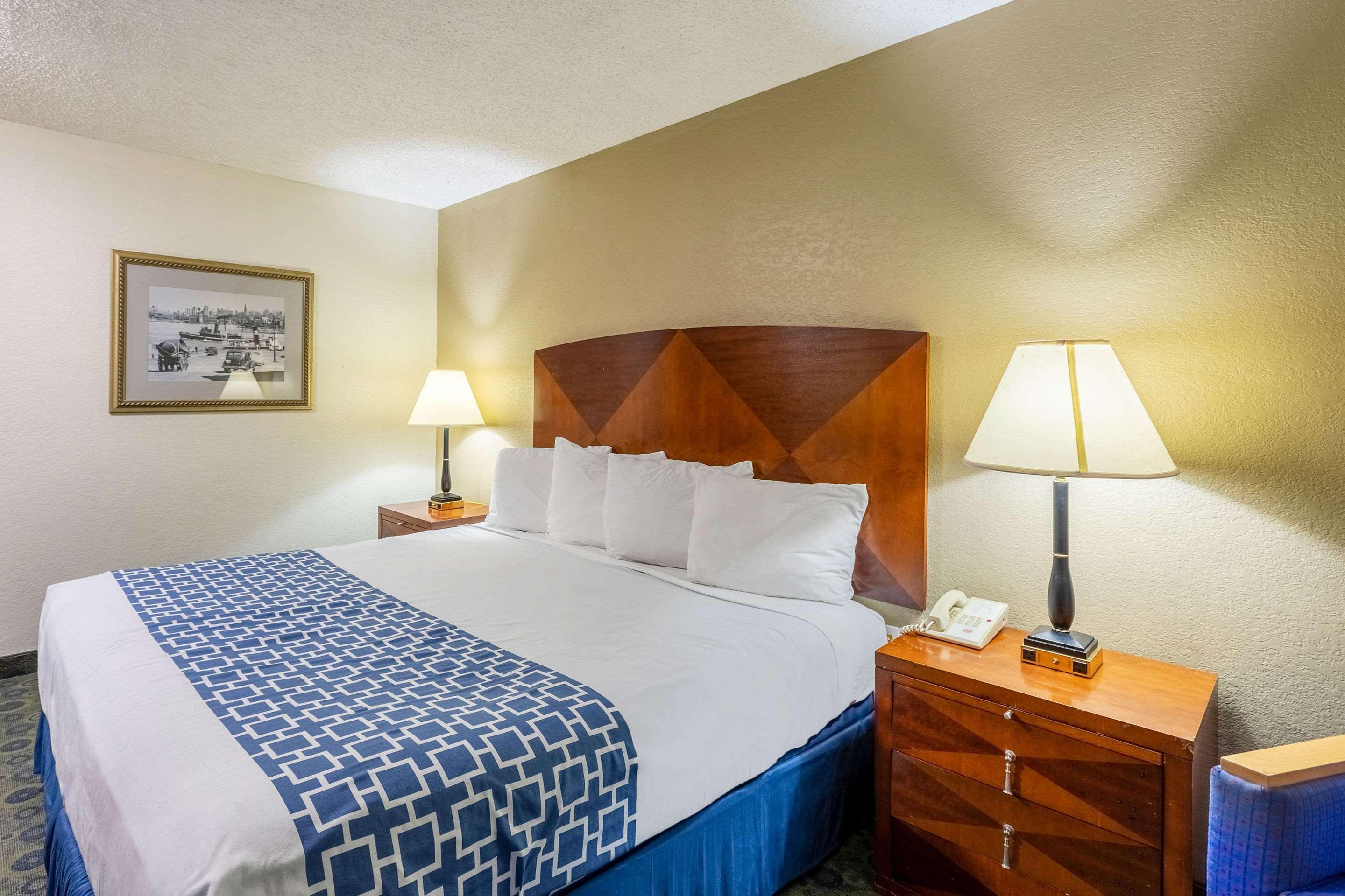 Econo Lodge Inn & Suites Auburn Екстериор снимка