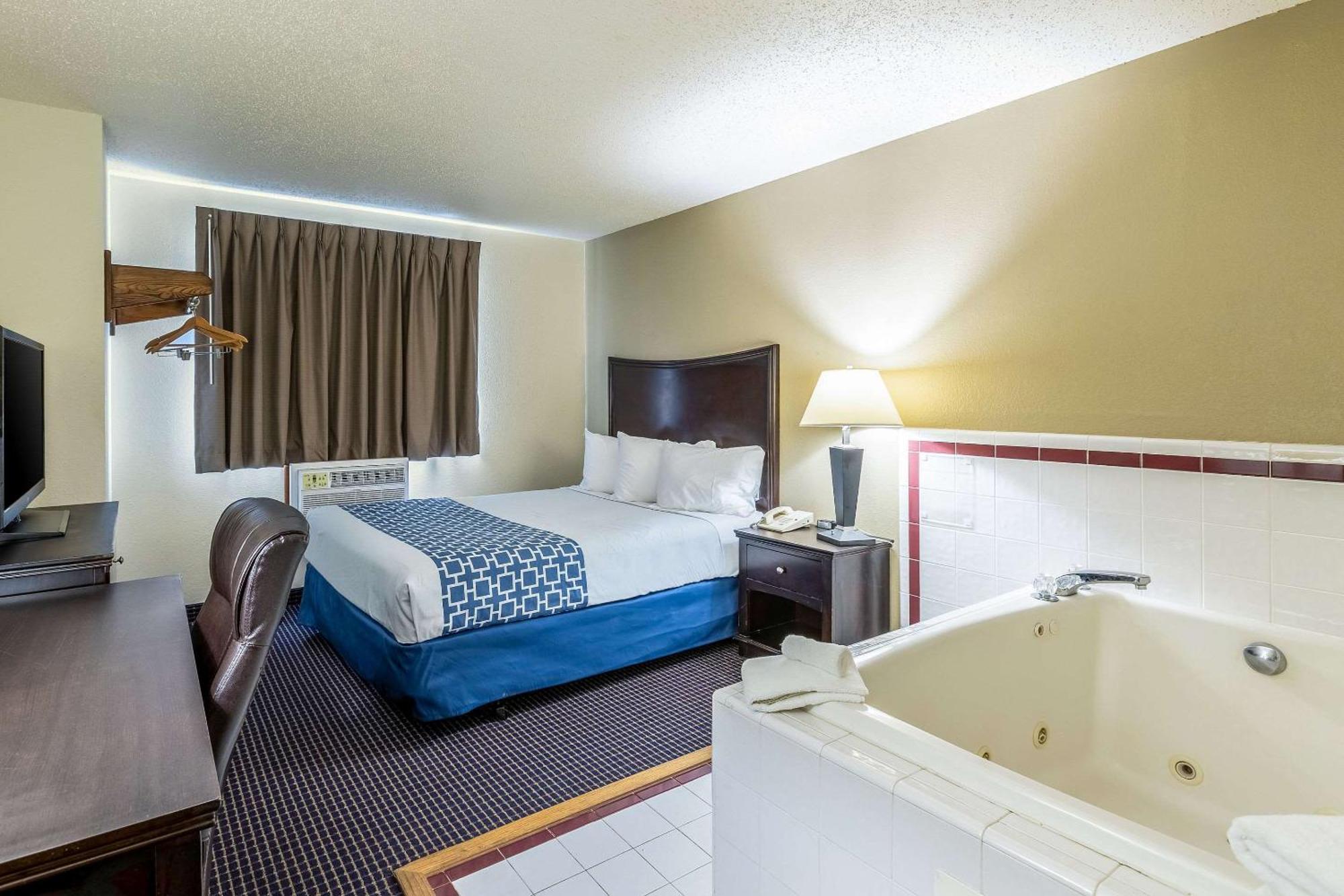 Econo Lodge Inn & Suites Auburn Екстериор снимка