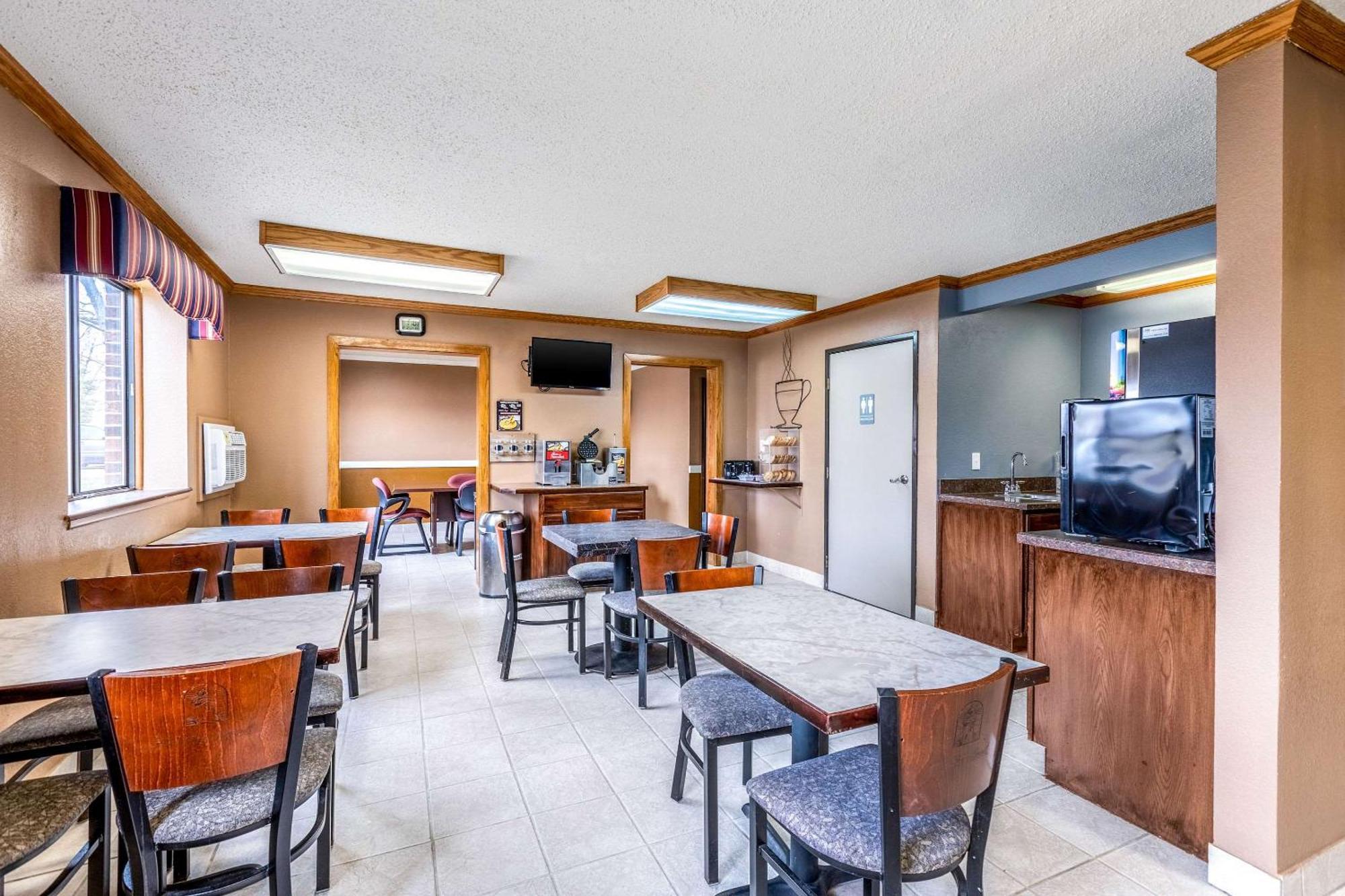Econo Lodge Inn & Suites Auburn Екстериор снимка