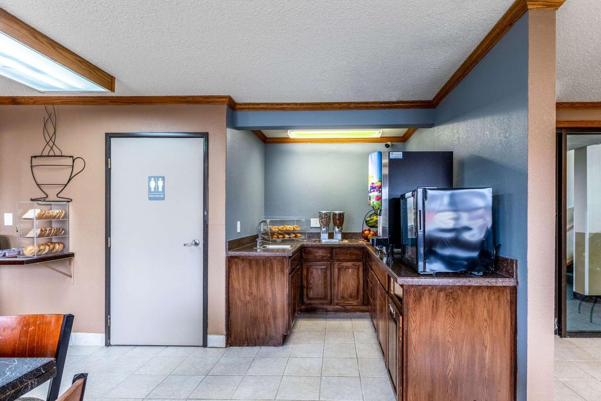 Econo Lodge Inn & Suites Auburn Екстериор снимка